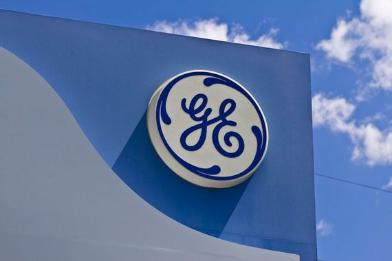 Le logo de GE sur un bâtiment de l'entreprise.