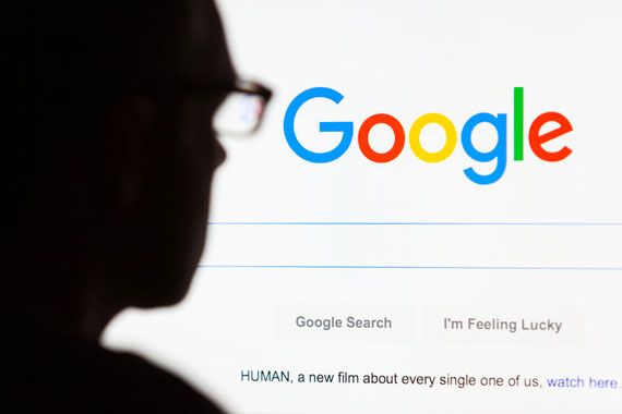 Une personne devant la page web de Google