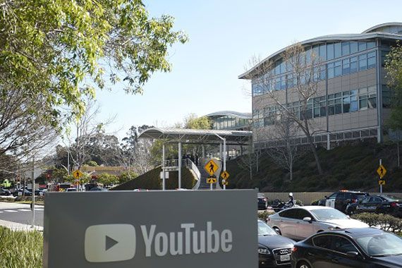 Le logo de YouTube devant un bureau de l'entreprise aux États-Unis.