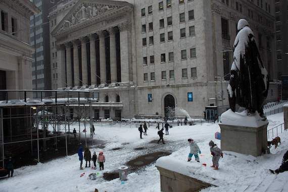 Une vue extérieure de Wall Street, à New York, sous la neige