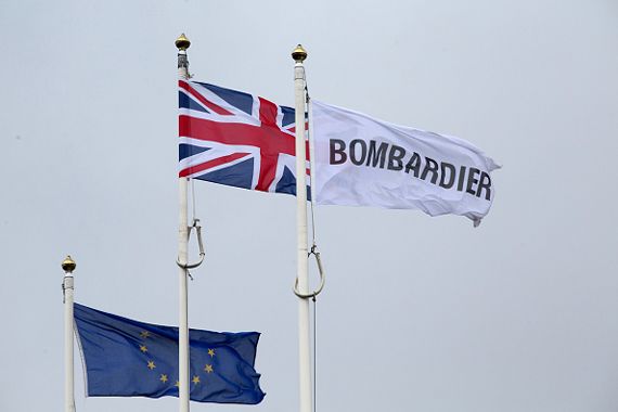 Les drapeaux du Royaume-Uni et de Bombardier.