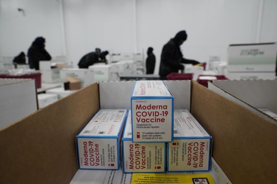Des boîtes contenant le vaccin de Moderna contre la COVID-19 sont préparées dans un entrepôt en vue de la livraison.