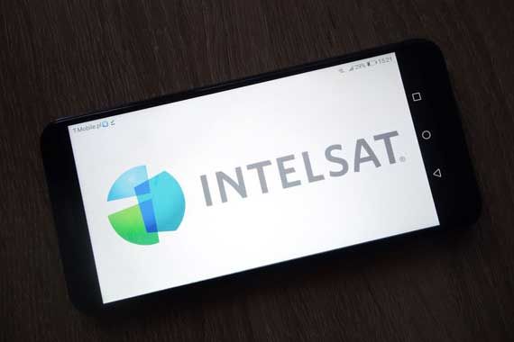Le logo d'Intelsat sur un écran de téléphone intelligent