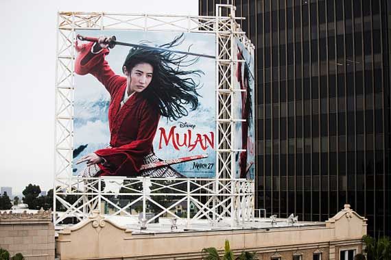 Une affiche du film Mulan, de Disney.