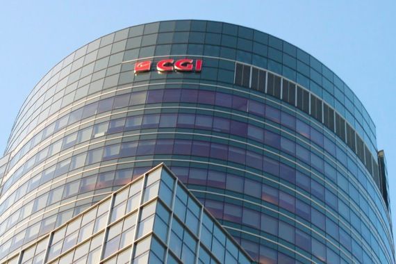 Une tour à bureaux arborant le logo de Groupe CGI.