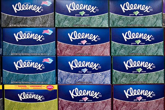 Un étalage de boîtes de mouchoirs de marque Kleenex.
