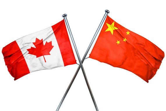Les drapeaux chinois et canadien