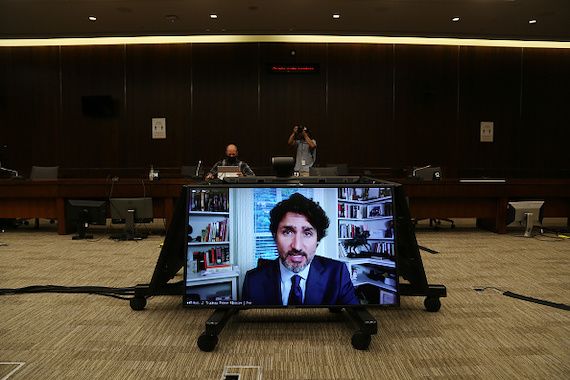 Justin Trudeau sur un écran