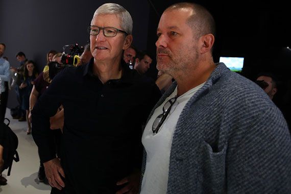 Le PDG d'Apple, Tim Cook (à gauche), aux côtés de Jony Ive.