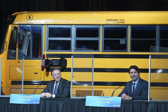 Les premiers ministres du Québec et du Canada, François Legault et Justin Trudeau lors d'une annonce de Lion électrique