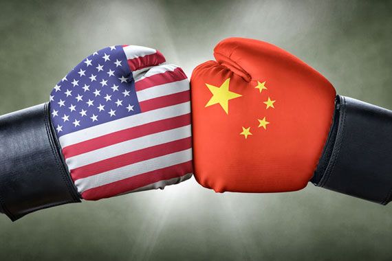 Des gants de boxe peints aux couleurs des drapeaux des États-Unis et de la Chine.
