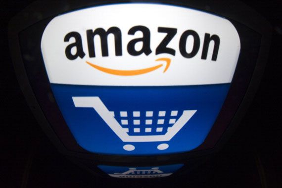 Le logo d'Amazon avec un panier d'épicerie.