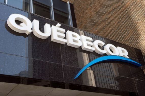 Le logo de Québecor sur un bâtiement