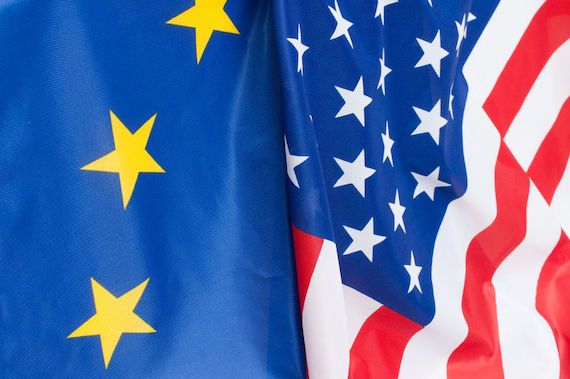 Les drapeaux de l'Union européenne et les États-Unis