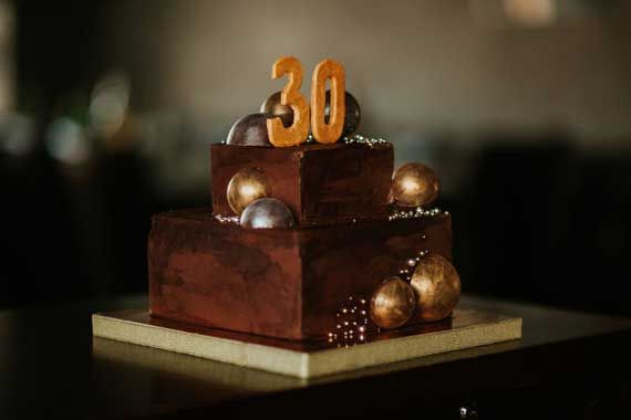 Un gâteau pour célébrer un 30e anniversaire.
