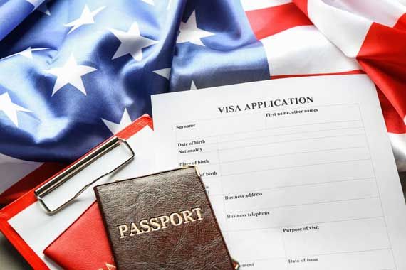 Un visa d'entrée aux États-Unis, un passeport et un drapeau américain.