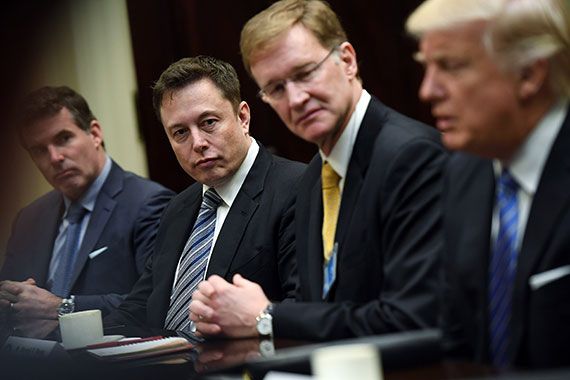La proximité d'Elon Musk avec le président américain choque ses clients .