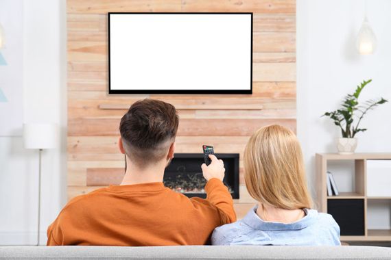 Un couple regarde une télévision