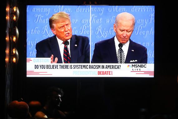 Sur une télévision, des images du débat entre Trump et Biden 