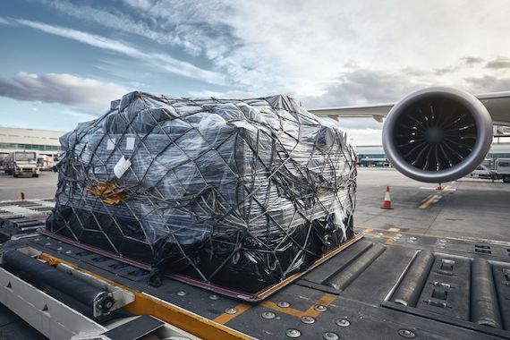 Un paquet près à être embarqué dans un avion