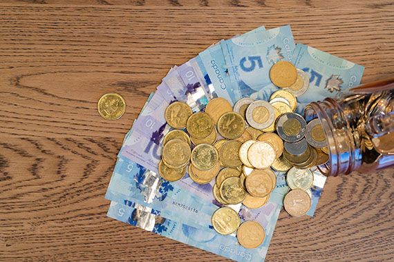Des dollars canadiens et des billets de banque
