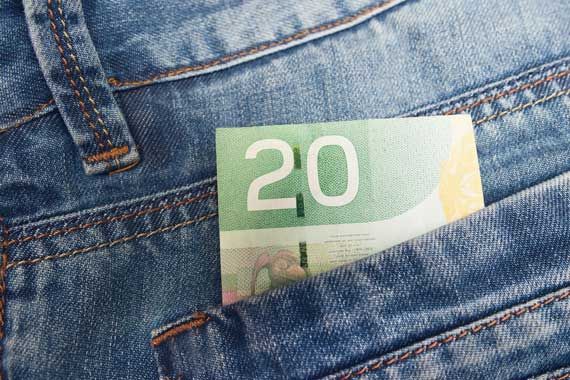 Un billet de 20$ canadien dans une poche de pantalon.