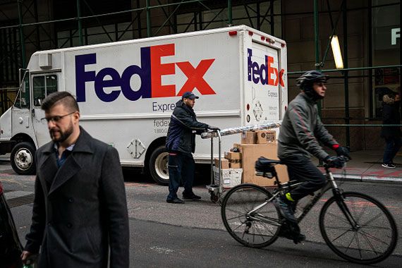 Un camion de livraison de la société FedEx.