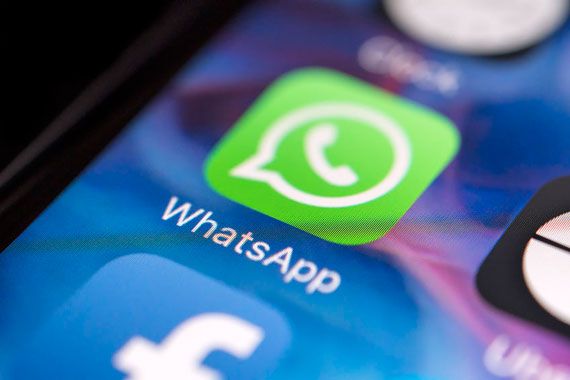Le logo de WhatsApp sur un écran de téléphone intelligent.