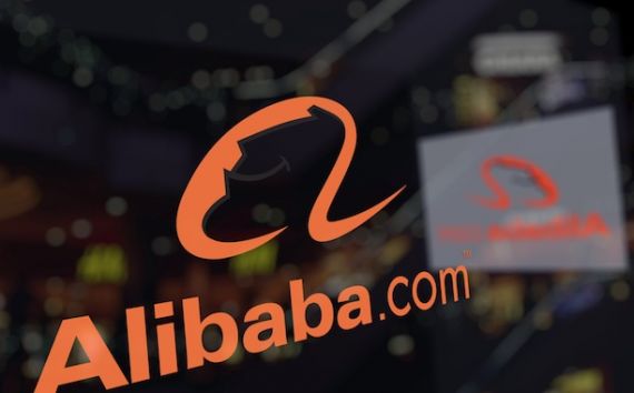 Le logo d'Alibaba est visible sur la vitrine d'un magasin.