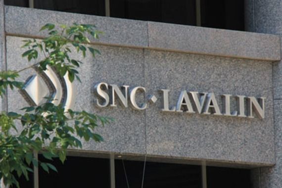 Le logo de SNC-Lavalin devant le siège social de la société à Montréal.