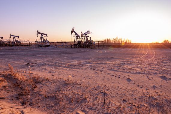 Des grues exploitent le pétrole dans une région désertique.