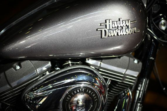 Une moto Harley-Davidson de côté.