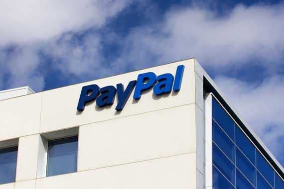 Le logo de PayPal au sommet d'un immeuble commercial.