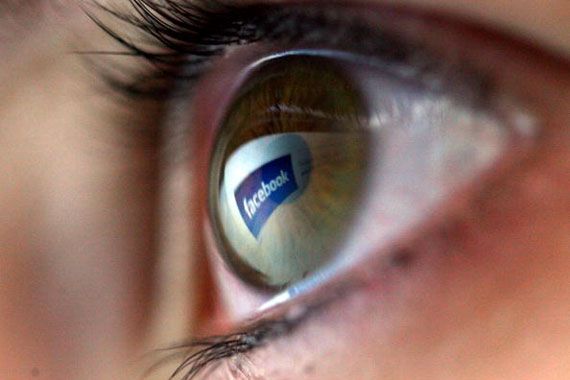 Le logo de Facebook dans l'oeil d'une personne