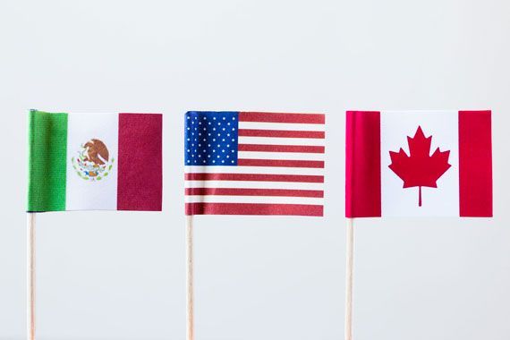 Des petits drapeaux du Canada, des États-Unis et du Mexique.