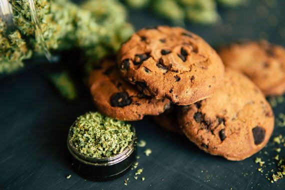 Des biscuits près de feuilles de cannabis