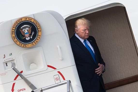 Donald Trump descend d'un avion.