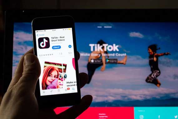L'application TikTok sur un téléphone intelligent.