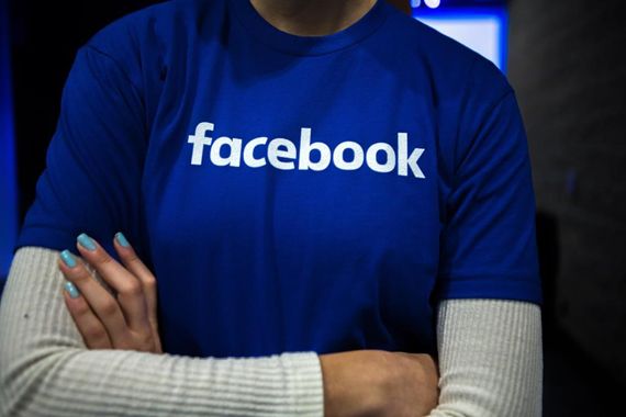 Le logo de Facebook sur un chandail.