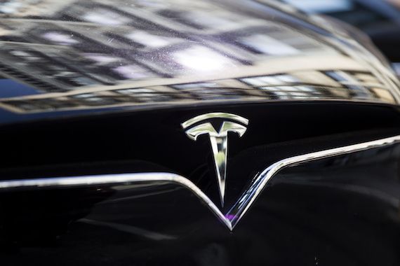 Zoom sur une voiture Tesla et son logo