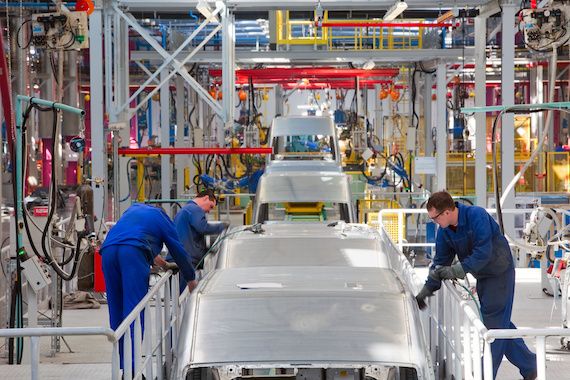 Une chaîne de montage pour construire des voitures dans une usine Ford