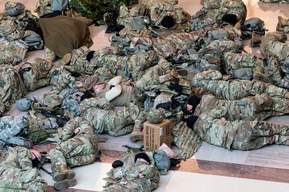 Des soldats de la garde nationale dorment sur le plancher du Capitole.