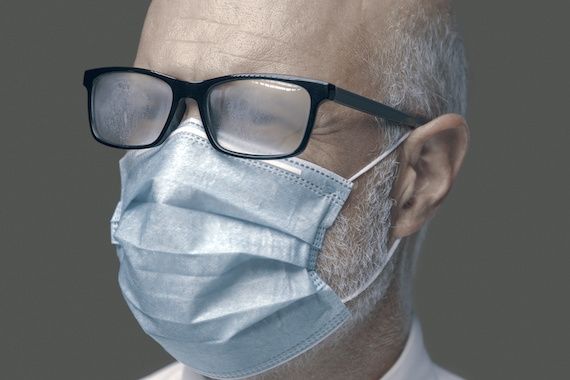 Des lunettes embuées par le port du masque médical