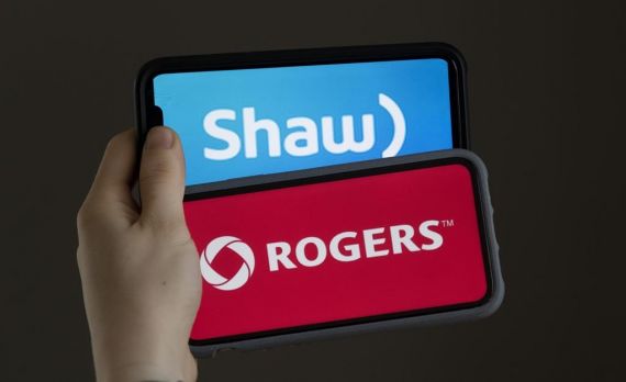 Les logos de Shaw et de Rogers.