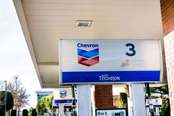 Une station d'essence Chevron