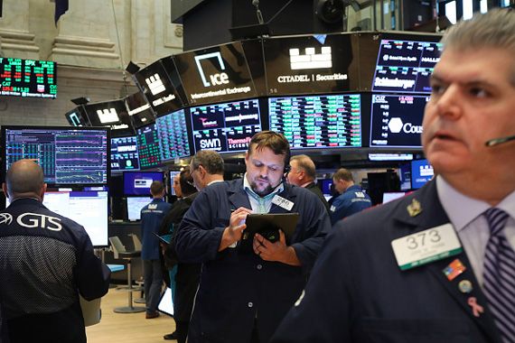 Des courtiers à la bourse de Wall Street