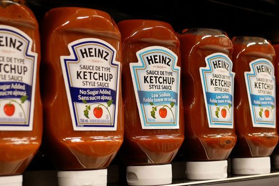 Des bouteilles de ketchup Heinz.