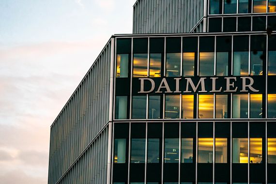 Le logo de Daimler sur une tour à bureaux