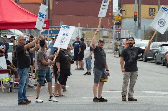Des manifestants devant le port de Montréal