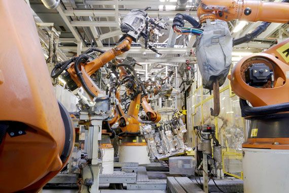 Des robots de soudage dans une usine de fabrication de voitures.